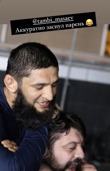 «Заснул парень». Хамзат Чимаев задушил популярного российского комика. Фото