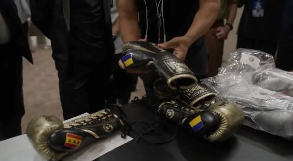 Ломаченко выйдет на бой с Хэйни в перчатках с двумя флагами. Фото