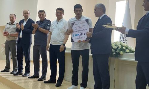 Узбекистанский боксер получил роскошный подарок после поражения казахстанскому чемпиону мира-2023. Фото