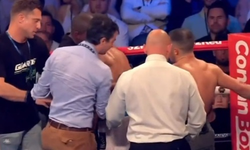 Непобежденному боксеру потребовался кислород после жестокого избиения и нокаута. Видео