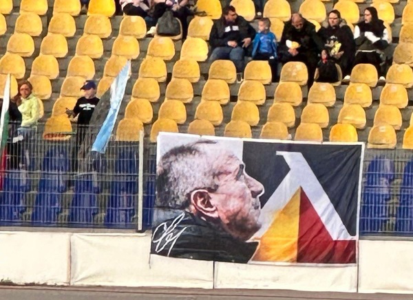 Болельщики попрощались с самым успешным тренером в истории футбола Казахстана. Фото