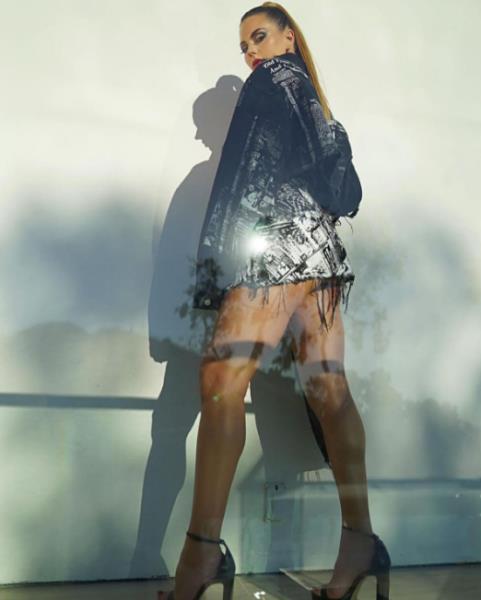 Самая красивая футболистка мира обнажила свои длинные ножки. Фото