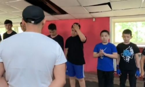 Тренер по боксу начал обучать воспитанников казахскому языку своими методами