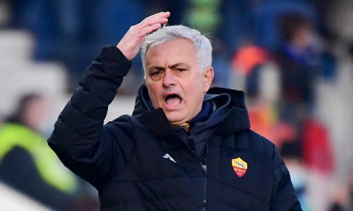 «Ты чертов позор». Моуринью наехал на арбитра возле стадиона после финала Лиги Европы. Видео