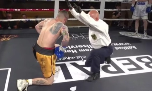 Видео нокаута в первом раунде непобежденного боксера из Казахстана в бою за титул чемпиона