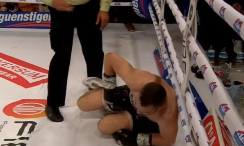Сенсационным нокаутом закончился бой за титул WBC. Видео