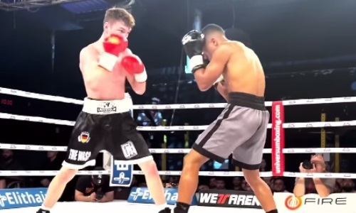 Белорусский боксер жестоко избил нокаутера и заставил его сдаться. Видео