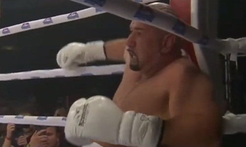 Супертяж опозорился нокаутом за 43 секунды. Видео