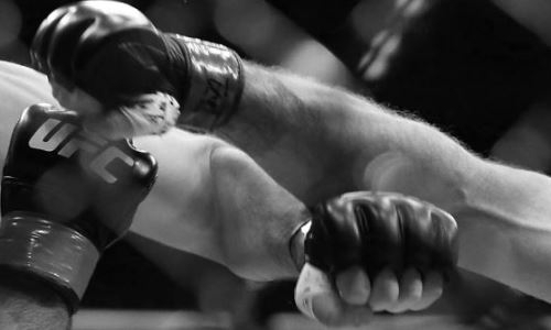 Подросток умер после удара в голову на турнире по ММА. Видео