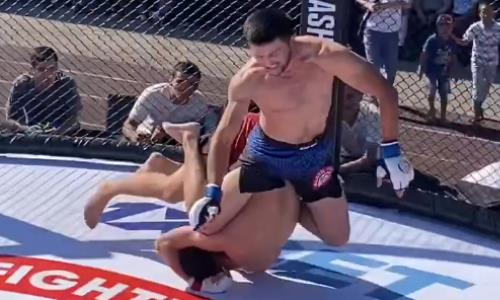 Удивительный нокаут случился в бою казахстанского и узбекистанского файтеров. Видео
