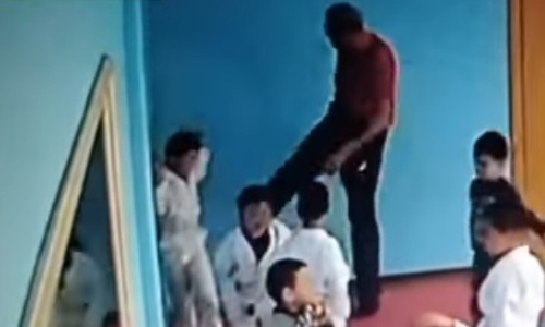 Побивший детей в детсаду казахстанский тренер по карате объяснил свой поступок