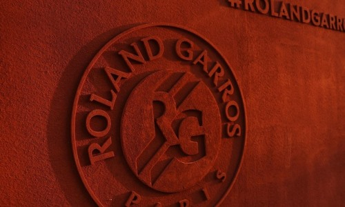 Организаторы «Ролан Гаррос» разрезали флаг Украины перед матчем четвертьфинала