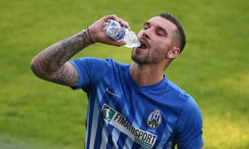 Победивший рак экс-игрок клуба КПЛ в 38 лет выигрывает трофеи