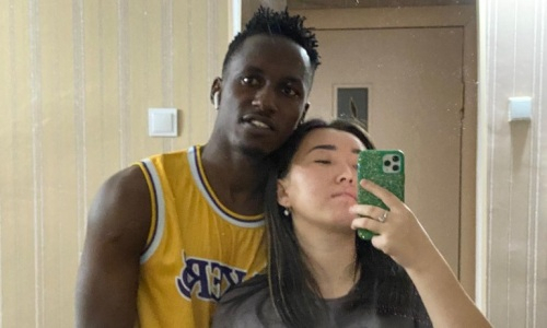 Появилось новое видео африканского бомбардира с его казахской девушкой