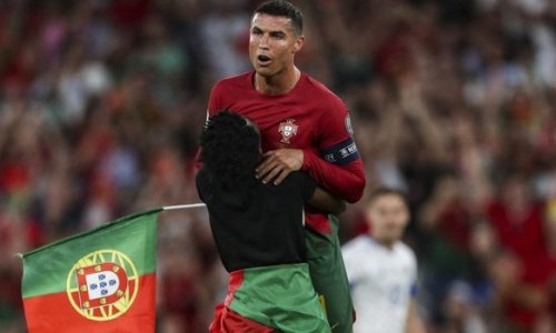 Фанат выбежал на поле во время матча и упал на колени перед Роналду. Видео