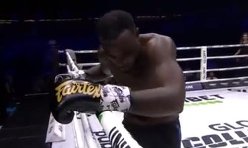 Кикбоксер потерял передние зубы во время боя. Видео