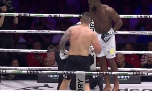 Судью случайно нокаутировали во время боя. Видео