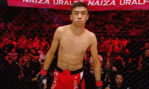 Нокаутом в первом раунде закончился бой 18-летнего казахстанца с чемпионом мира из России. Видео