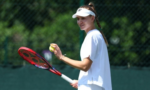 Елена Рыбакина сыграла на корте Уимблдона. Видео