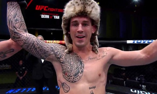 Американский боец надел казахский головной убор после победы в UFC. Видео