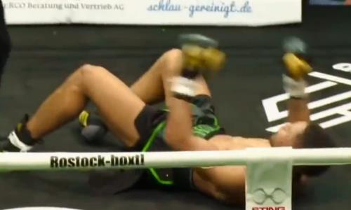 Нокаутом на последних секундах закончился чемпионский бой непобежденного боксера. Видео