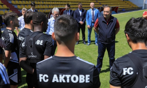 «Мы ждём соответствующих результатов». Аким области встретился с футболистами «Актобе» и напомнил о договоренностях