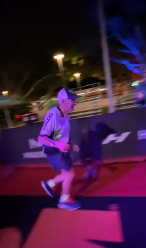 80-летний мужчина пробежал более 40 километров на марафоне Ironmen