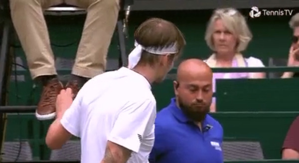 Лучший теннисист Казахстана снова попытался развязать шнурки судье. Фото