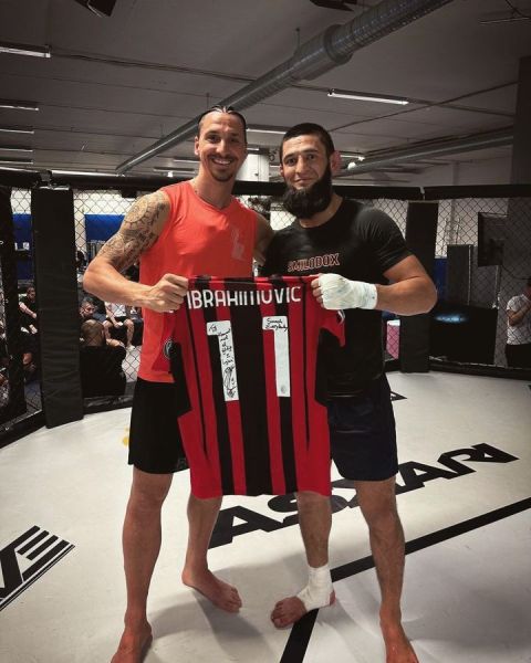 Златан Ибрагимович вышел в октагон с Хамзатом Чимаевым