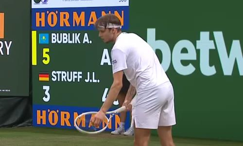 Видеообзор матча на турнире в Халле Бублик — Штруфф 6:3, 6:7, 6:3
