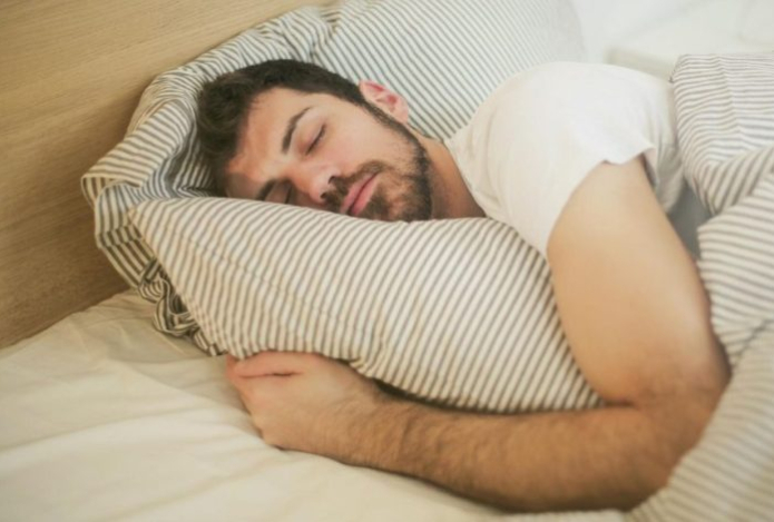 Психолог подсказала необычный способ лучше спать в жару