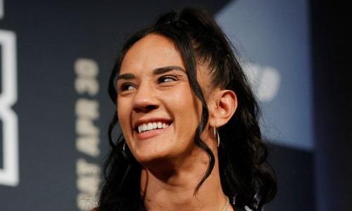 «Я купила камеру пыток». Чемпионка мира по боксу удивила новым фото в лифчике