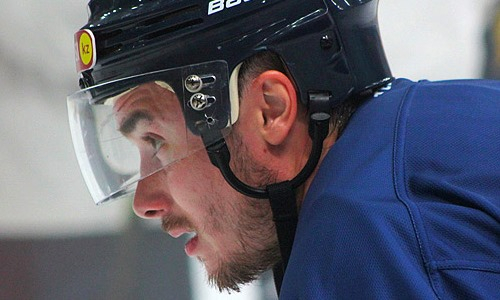 Казахстанский клуб продлил контракты с двумя хоккеистами