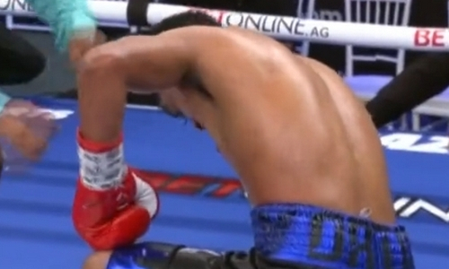Непобежденные боксеры оформили мощные нокауты ударами в корпус. Видео