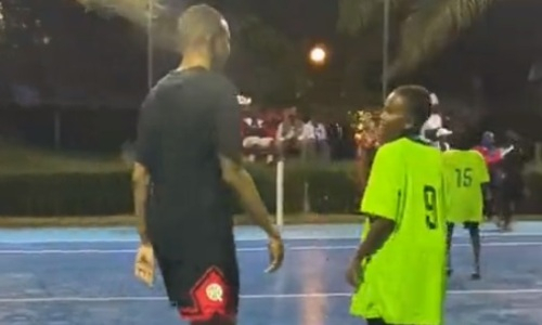 Килиан Мбаппе сыграл в футбол с детьми в Камеруне. Видео