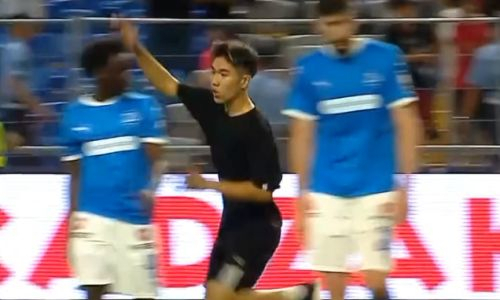 Болельщик выбежал на поле в матче «Астаны» в Лиге Чемпионов. Видео