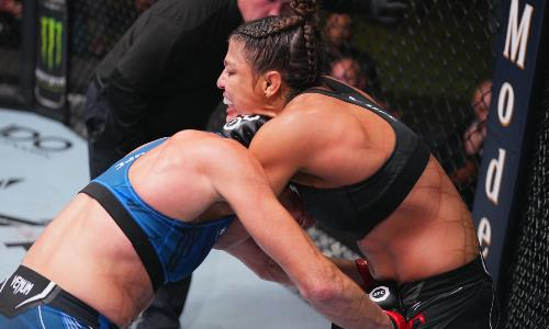 Эффектным приемом закончился главный бой турнира UFC с участием непобежденного казахстанца. Видео