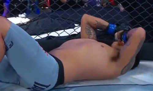 Хедлайнер турнира ММА нелепо травмировался прямо перед началом боя. Видео