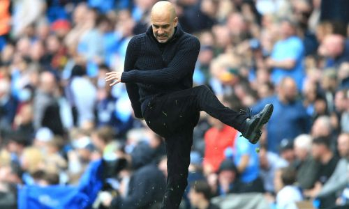 Пеп Гвардиола пнул звезду «Манчестер Сити» во время матча. Видео