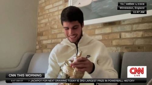 Карлос Алькарас уронил завоёванный на Уимблдоне-2023 трофей в прямом эфире. Фото