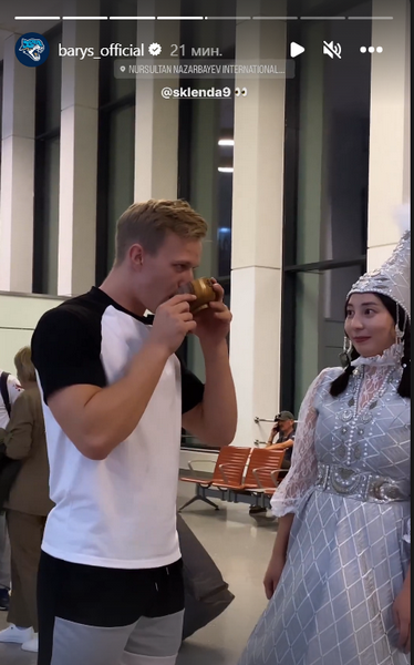 Новичка «Барыса» встретили в Астане кумысом и баурсаками