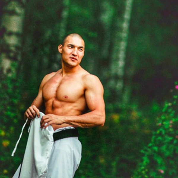 Пляж мускулов, храм Шаолинь и прыжки с парашютом. Как отдыхает чемпион мира по тхэквондо Фараби Давлетчин