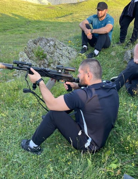 Хабиб Нурмагомедов взялся за оружие. Фото