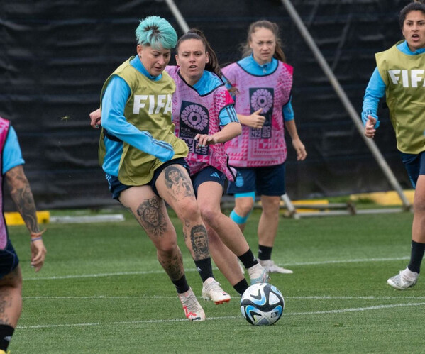 Аргентинскую футболистку раскритиковали за тату с Роналду. Она ответила о «ненависти» к Месси