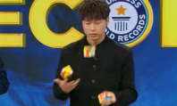 Китаец собрал три кубика Рубика за три минуты, жонглируя ими