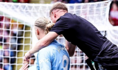 Эрлинг Холанд подвергся нападению фаната прямо во время матча. Видео