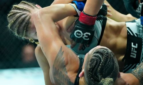 «Надеюсь, весь мир не увидел меня голой». Американку пытались раздеть во время боя в UFC. Видео