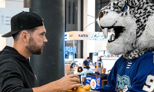 Новичка «Барыса» с опытом игры в НХЛ традиционно встретили кумысом и баурсаками