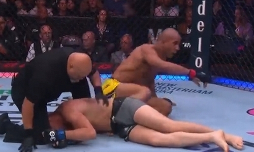 Российский боец скандальным нокаутом проиграл бой в UFC. Видео