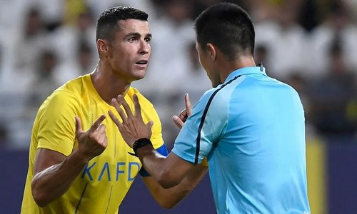 Накричал на судью и оттолкнул болельщика. Криштиану Роналду закатил истерику на поле. Видео